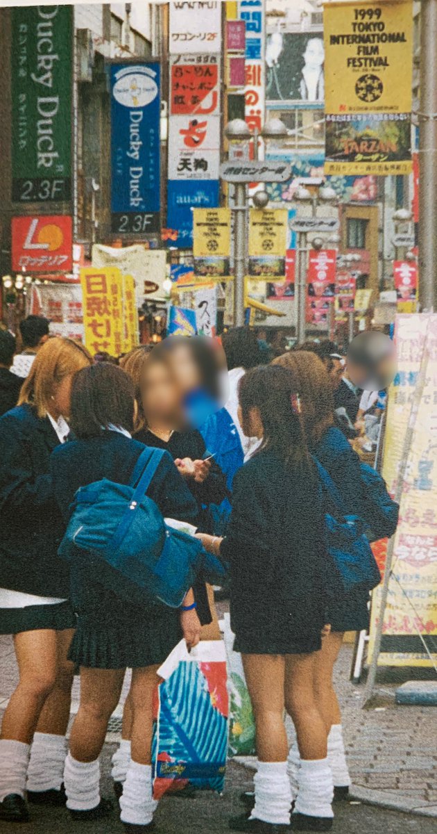 こんばんみ‼️
蔵の整理してたら、1999年前後の渋谷の写真を発見〜‼️
ギャース❗️恋文食堂ーー‼️?エモ泣き〜‼️✨?✨
当時の土日のマルキューの雰囲気とか、渋谷に100均が上陸したときの衝撃とか、コギャルの可愛さとか、空気感… 