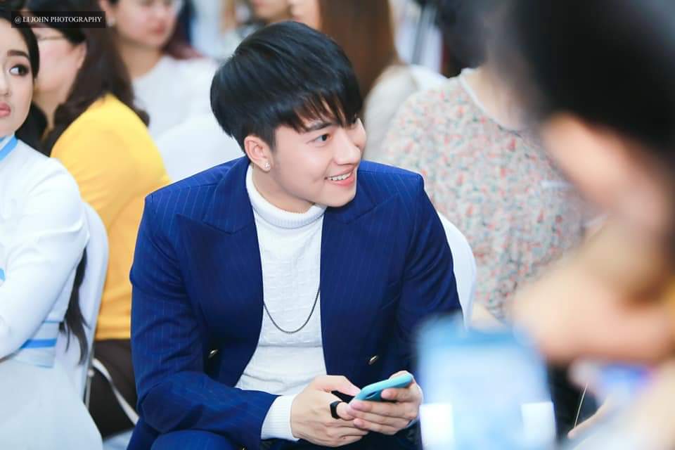 dimvermoe's tweet photo. His smile when he spotted his fans ❤
#kaungmyatsan #idol #actor https://t.co/5IuzoBoxEt