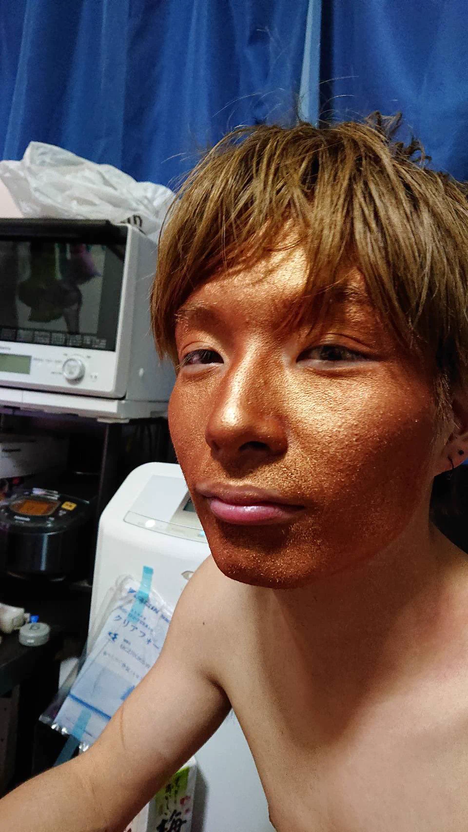 うっかり彼女の化粧品を落としてしまった結果？顔に全部塗られて濃い顔にwww