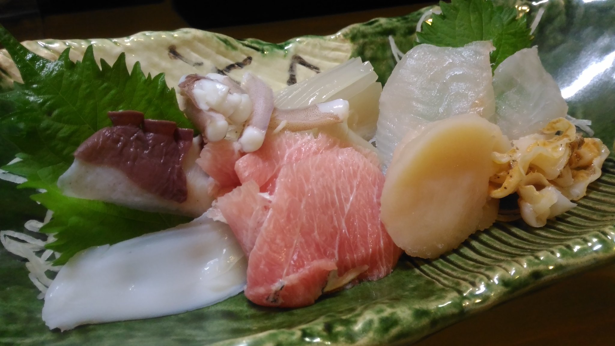 ことれびあ 江差 さと水 時魚の刺身 五点盛と厚沢部産新じゃがのき揚げ ひとつひとつの料理が丁寧でマスターの人柄を感じます イカやクロガシラなど新鮮な時魚の刺身 かき揚げもじゃがいもの甘味がすごくあって ポテトフライのようでポテトフライ