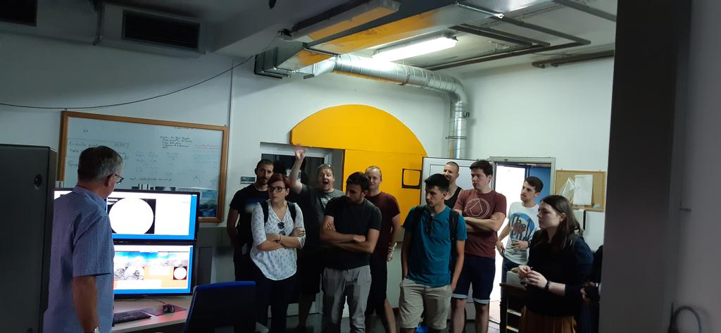 hypnus1003's tweet image. Dr. Schmidt giving us an small tour as part of the integration with the instrumentation. @estsolarnet @IAC_Astrofisica @AIP_potsdam #solarnet #summerschool