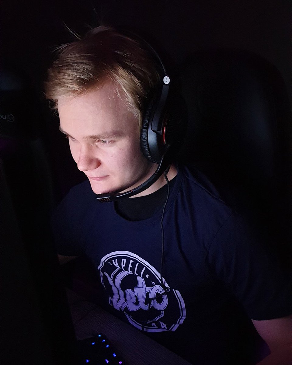 VetoEsports's tweet image. Veto on solminut pelaajasopimuksen Mikael ”MIKSU” Liljanderin kanssa.🤘🏼Miksu on treenaillut jo useamman viikon joukkueen mukana ja on nyt valmiina ottamaan edustamaan Vetoa syyskaudella.💪🏼
▫️
#forzavive #vimpelspulling #vetoesports #vetovoimaa #esportsfi #csgo #eurheilu