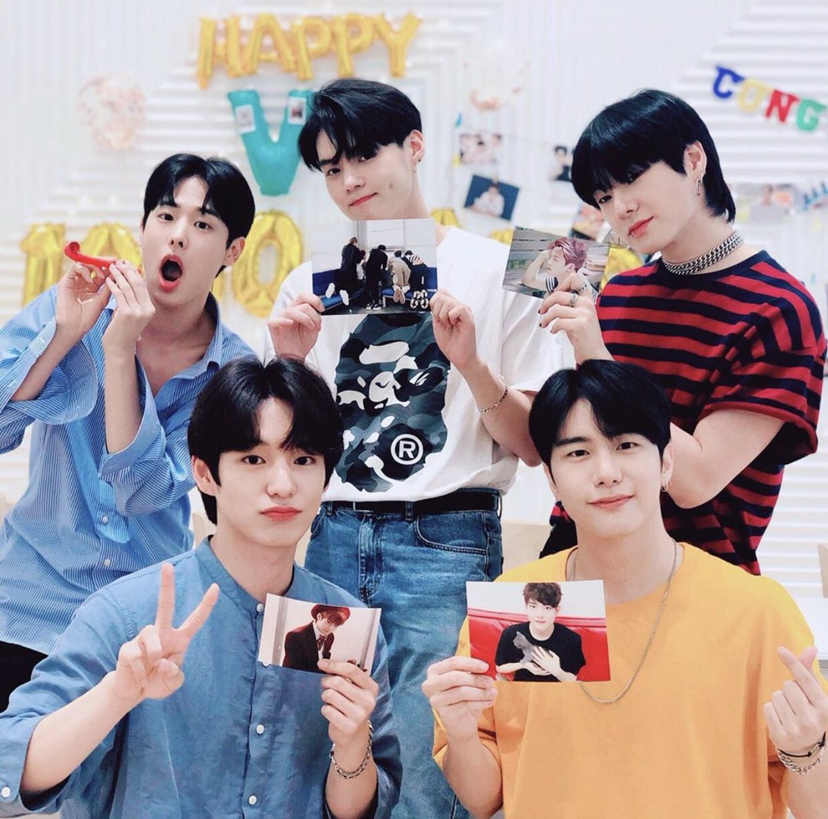 2SforeverV's tweet photo. VICTON | 1000Days. | VIC7ON 
วิคตัน ไม่ว่ายังไงก็ยังคงเป็น วิคตัน 💙💛
#VICTON 
#빅톤_1000일_말도안돼 
#앨리스와_꽃길만_걸어가자 https://t.co/shAbH0U8Bl