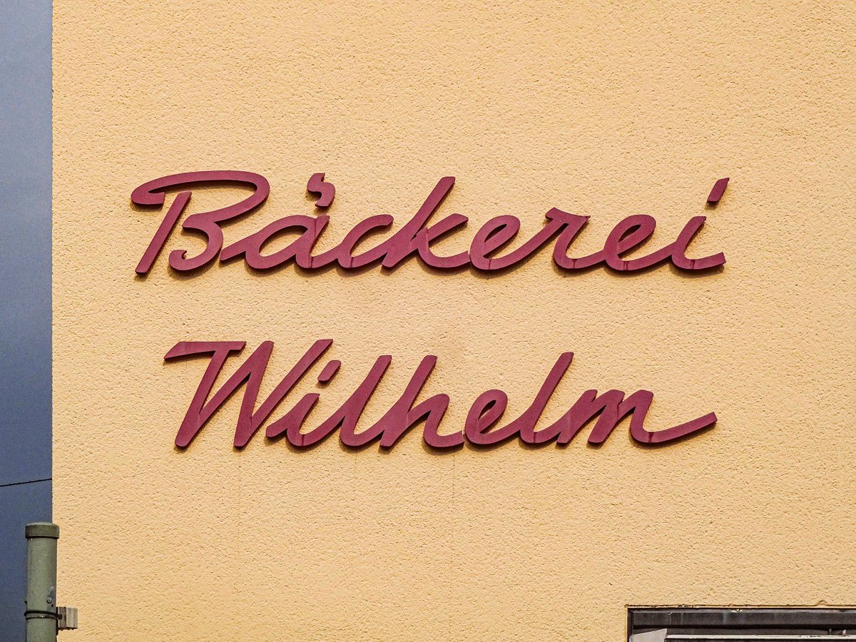 isoletters's tweet photo. One link between yesterday’s second sign and this one is the ‘r’ – a structure that some refer to as a French ‘r’. Another link between both of yesterday’s and today’s sign is quite German: the umlaut, of course – not at all shaped like a double acute in this case. #UmlautWeek https://t.co/9Iy6fUpaHC