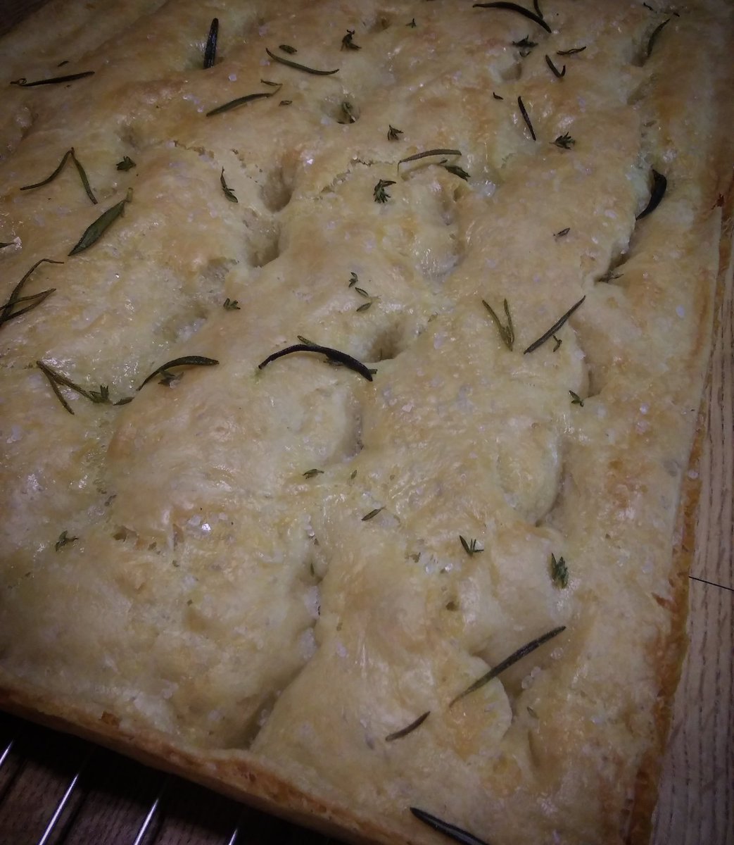 sweettreats908's tweet photo. Rosemary and thyme focaccia #focaccia #foodgasm #food #foodislife #culinaryschool #homecooking #comfortfood #buckscountypa #augusteescoffier #italianbreads https://t.co/e4oPF8w6Lu