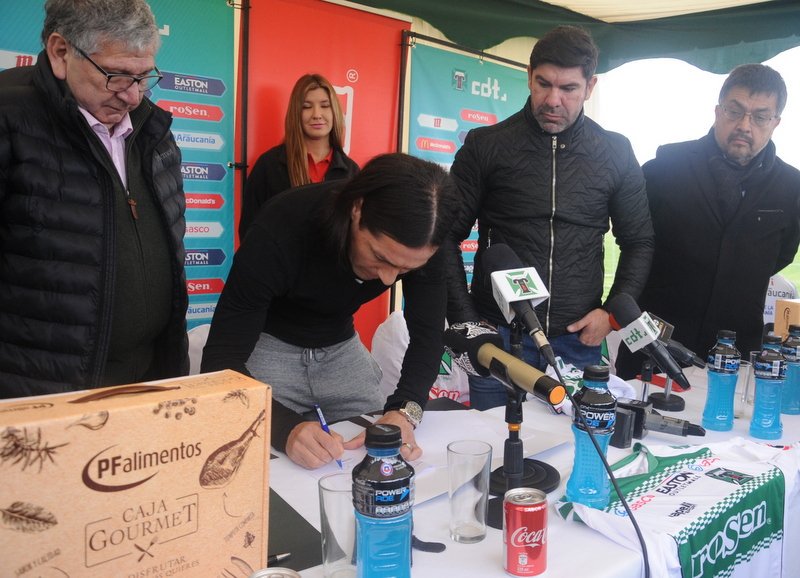 Temucooficial's tweet photo. Presentación y firma de Hugo Droguett.
#VamosTemuco 
#VamosConTodo 
⚽️⚽️⚽️⚽️ https://t.co/tPYhcUqDoH