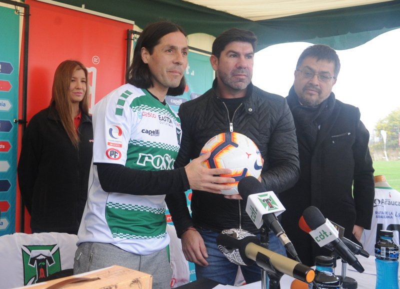 Temucooficial's tweet photo. Presentación y firma de Hugo Droguett.
#VamosTemuco 
#VamosConTodo 
⚽️⚽️⚽️⚽️ https://t.co/tPYhcUqDoH
