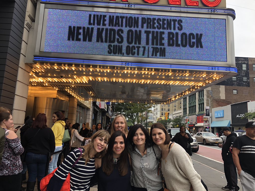 TweetmeJordan's tweet photo. @NKOTB @LoveRemarkableU @specialpatti @TheJenniMurphy @idle_misty #NKOTBApollo! Epic! #NKOTBMemories https://t.co/LTSTFwIHIn