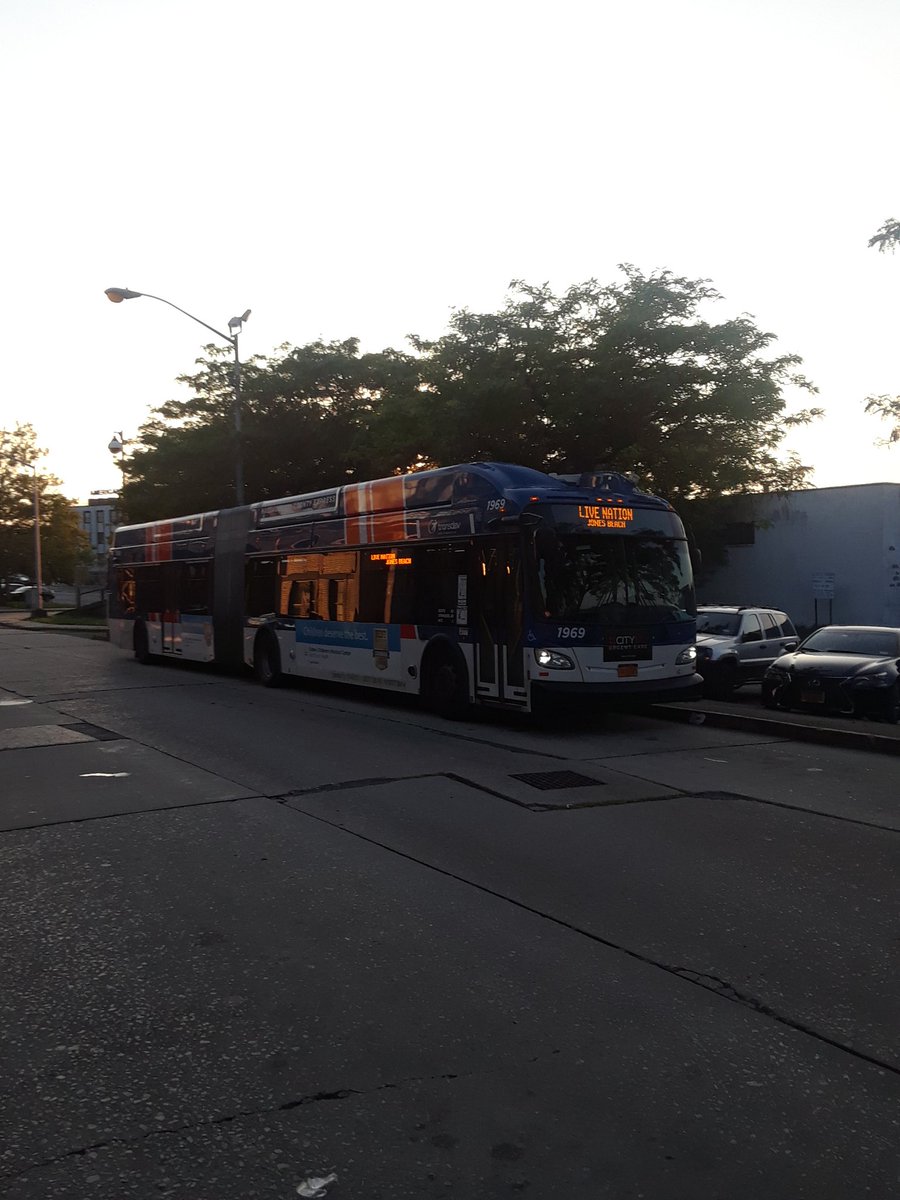 Grantcity900K's tweet photo. Nassau Inter-County Express (Nice Bus) 2017 New Flyer XN60 chilling at Freeport Station 
#NICEBUS
#NewFlyer https://t.co/6zhK0n0nEs