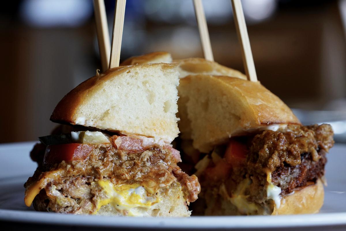 OpenTable's tweet image. It's #MeatlessMonday and we're celebrating with the latest trend in food; meatless burgers! @BOASteakhouse @BeatrixChicago @LoopRochester + more are serving top veggie burgers today and everyday! fal.cn/33il3