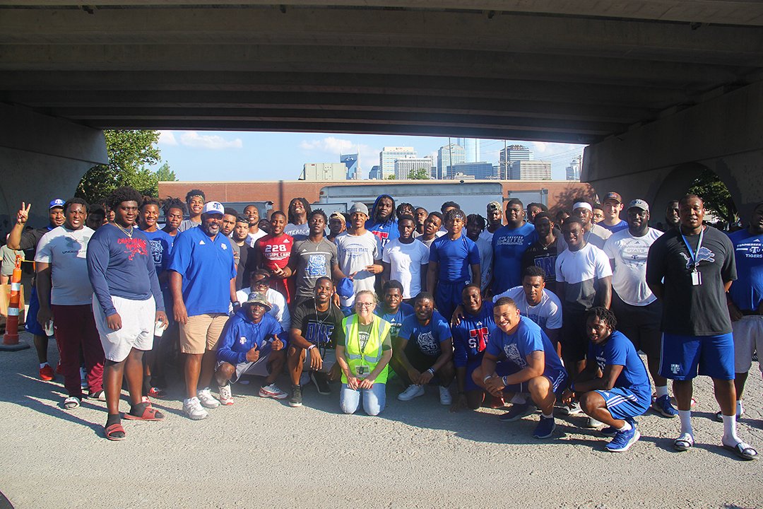 TSU_Tigers's tweet photo. Tennessee State Football Helps Feed the Homeless
https://t.co/EiY8xHOsjj
#BigBlueRising https://t.co/Y75sjnYUVP