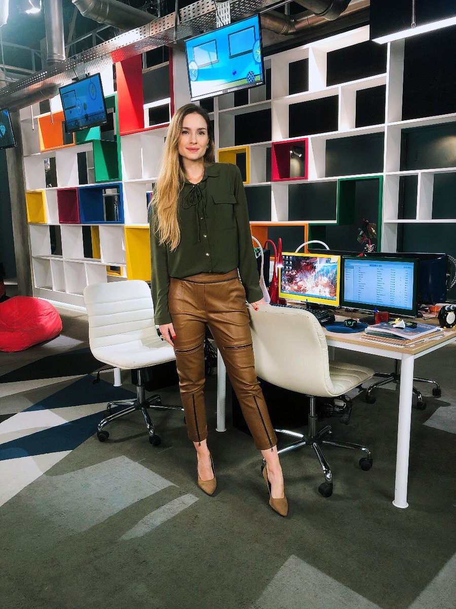 Comecei a semana gravando muita coisa legal de Nadine ☺️ Continuem acompanhando, porque ela ainda vai aprontar muuuito em #asaventurasdepoliana 😈
.
.
.
.
.
#novela #sbt #actress #recording #style #ootd #figurino