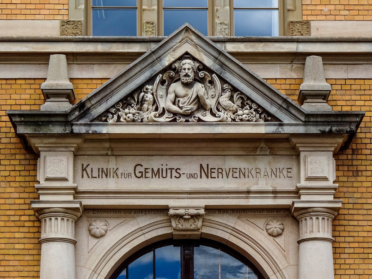 isoletters's tweet photo. Let’s talk about umlauts and capitals. An easy – and acceptable – way of placing an umlaut is to center it right above the letter. When small caps are used rather than full caps, there is always enough space for the umlaut – even for a high-flyer like this one. #UmlautWeek https://t.co/DCBbgFVifA