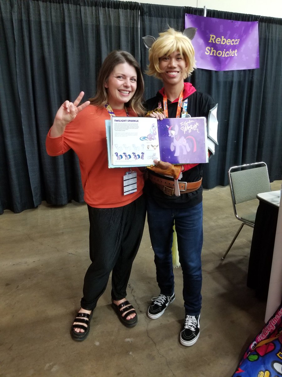 GordonKing3's tweet photo. The 4 guests of honor that I meet during the final @Bronycon
#Bronycon2019
#RebeccaShoichet #LaurenFaust #BonnieZacherle #MALarson #SunsetShimmer #SingingvoiceofTwilightSparkle #Creators #Writer
#SliceofLife #Took6hourstogetanAutograph
#JauneArc #Cosplay #PonifiedPyrrha https://t.co/StTOwF0JFP