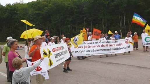 ICAN_France's tweet photo. 2/3-Avec les interviews de D. Lalanne membre du collectif Abolition des armes nucléaires/Maison de vigilance"Le centre de #Valduc entretient300 bombes #nucléaires françaises et des expériences sont faites pour mettre au point de nouvelles armes" #dissuasion #goodbyenukes https://t.co/966095w2pj