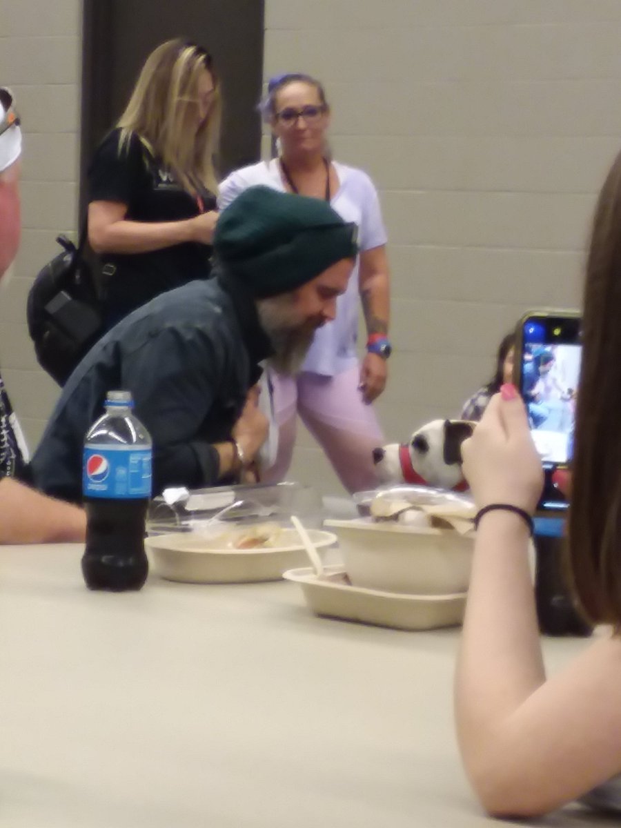 xcrazycaitx's tweet photo. Guys, @RamboDonkeyKong stopping to meet a doggo was the softest thing and definitely one of the highlights of my #wsccleveland (also sorry, Ryan, for sneakily taking pictures, but this moment was just the sweetest.) Thank you for being so lovely!!β€ https://t.co/T9wNU8s3Ys
