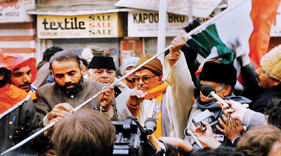 girirajsinghbjp's tweet photo. एक देश मे दो निशान दो विधान और दो प्रधान के ख़िलाफ़ श्यामा प्र०मुखर्जी के वलिदान और त्याग को मोदी जी में सीने से लगा के रखा और उनके सपने को पूरा कर दिखाया।
अब सम्पूर्ण हिंदुस्तान में एक विधान एक निशान और एक प्रधान होगा।
श्यमा प्र०मुखर्जी को नमन..मोदी जी और अमित शाह जी को धन्यवाद। https://t.co/XQvhodZxos