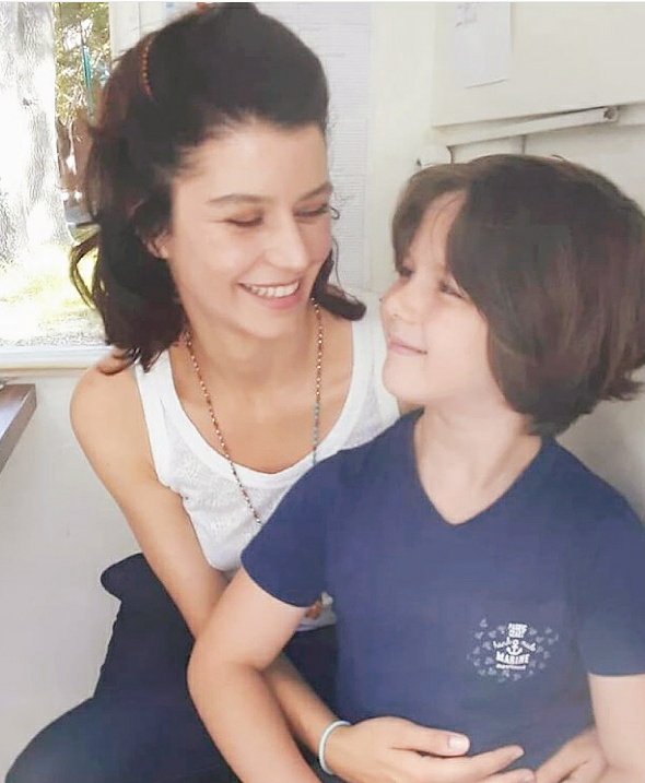 berensaatfan_bs's tweet photo. nasıl güzel, nasıl bebek! 😍💕
#thegift setinden... @berensaat 💜 

⏳🔜 @netflixturkiye https://t.co/umfdWclo6R