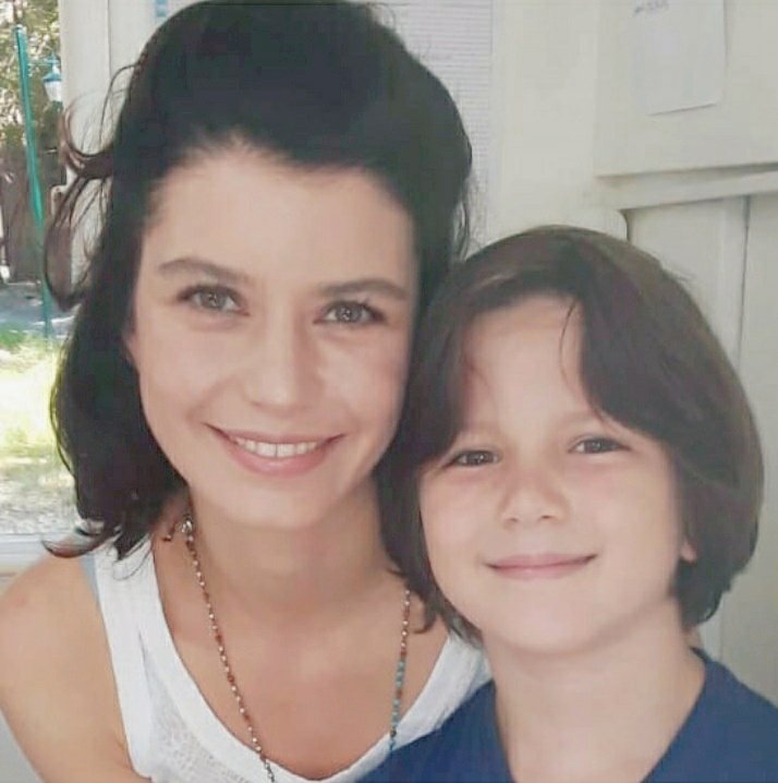 berensaatfan_bs's tweet photo. nasıl güzel, nasıl bebek! 😍💕
#thegift setinden... @berensaat 💜 

⏳🔜 @netflixturkiye https://t.co/umfdWclo6R
