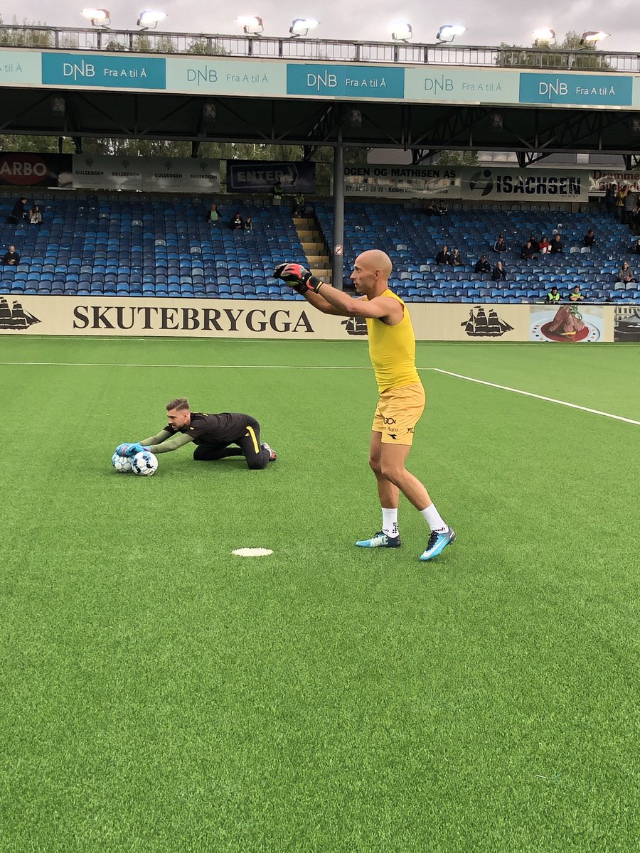 ViaplayJonas's tweet photo. Norges best trente keepertrener i trang og fin outfit på Marienlyst. Vel møtt til match i Drammen https://t.co/eG0hkEOfqP
