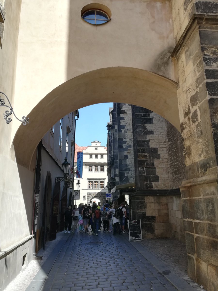 Z_U_Muz's tweet photo. V soutěskách Starého Města #praha. Týnská
Když obra #tynsky #chram obestře trpasličí rejdiště. https://t.co/yuMS5oJRDp