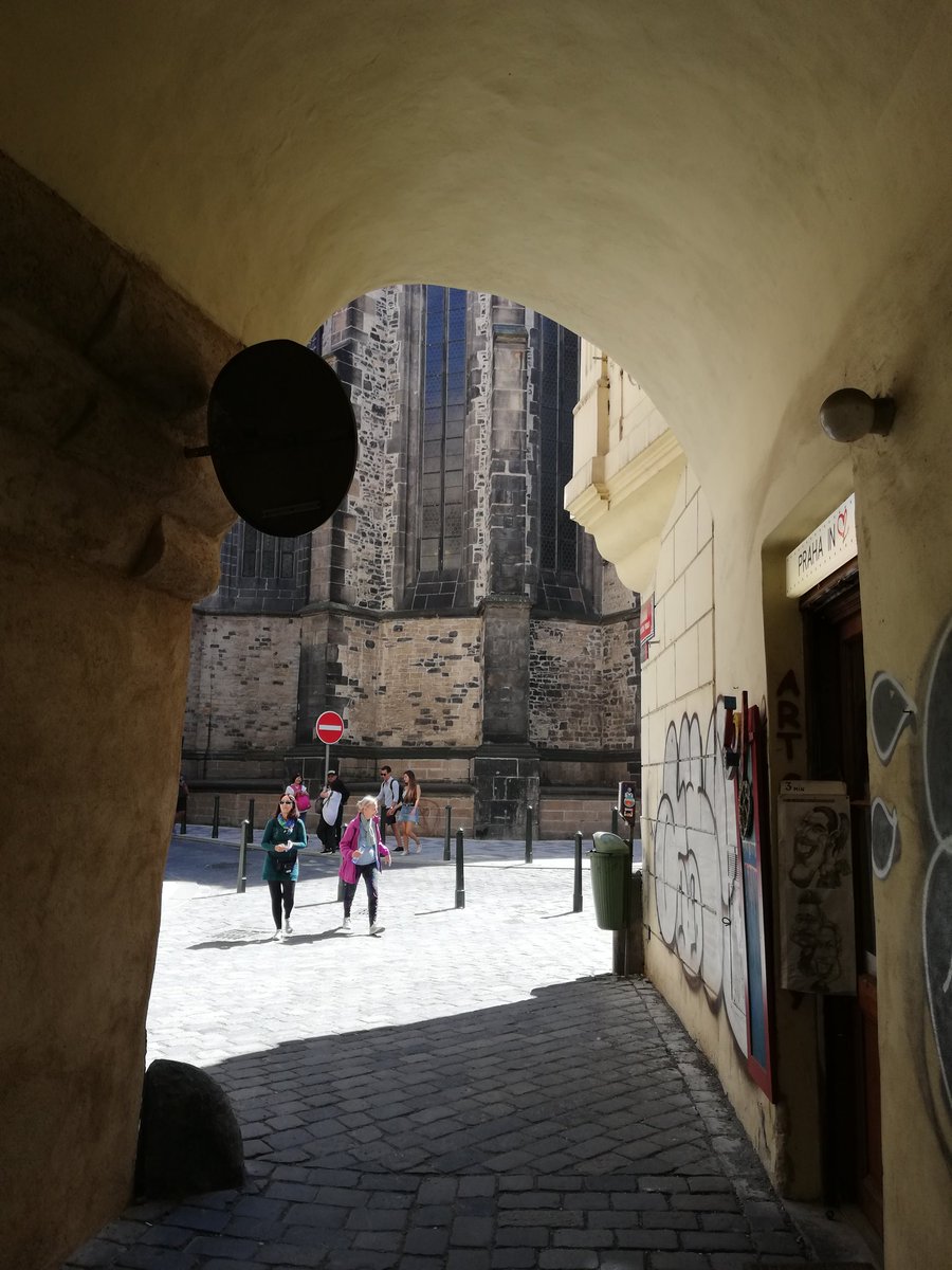 Z_U_Muz's tweet photo. V soutěskách Starého Města #praha. Týnská
Když obra #tynsky #chram obestře trpasličí rejdiště. https://t.co/yuMS5oJRDp