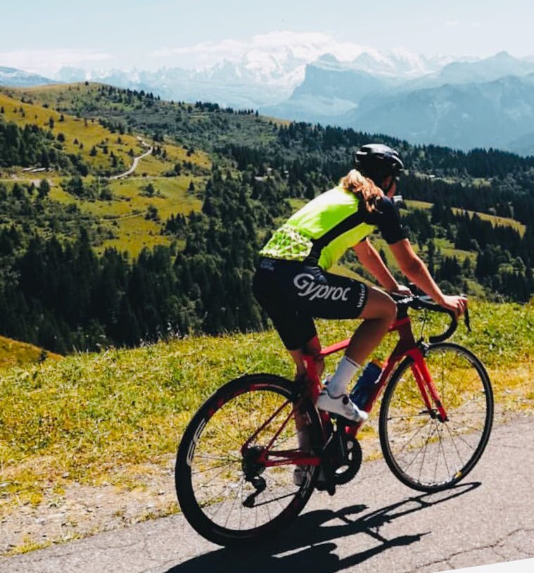 Be seen, wherever you go ! 👀💯🚴‍♀️ 

#safecycling #roadsafety #cyclinglife #safetyfirst #fashionable #raceviz