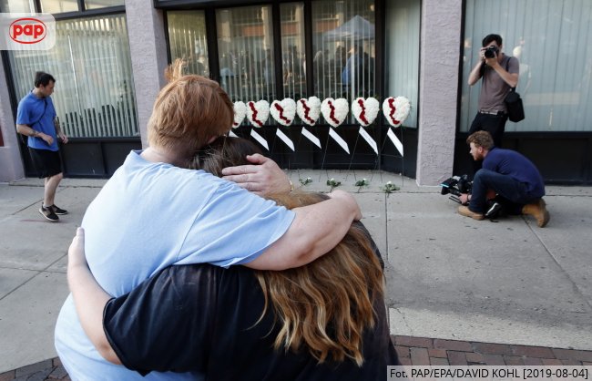 RadioZET_NEWS's tweet photo. #USA: obecnie nic nie wskazuje, by motywem niedzielnej strzelaniny w #Dayton, w amerykańskim stanie #Ohio, był rasizm - poinformował komendant policji w tym mieście Richard #Biehl. Dodał, że liczba rannych w ataku wyniosła 32 osoby; wcześniej informowano o 27 https://t.co/P3ifAbw0Nw