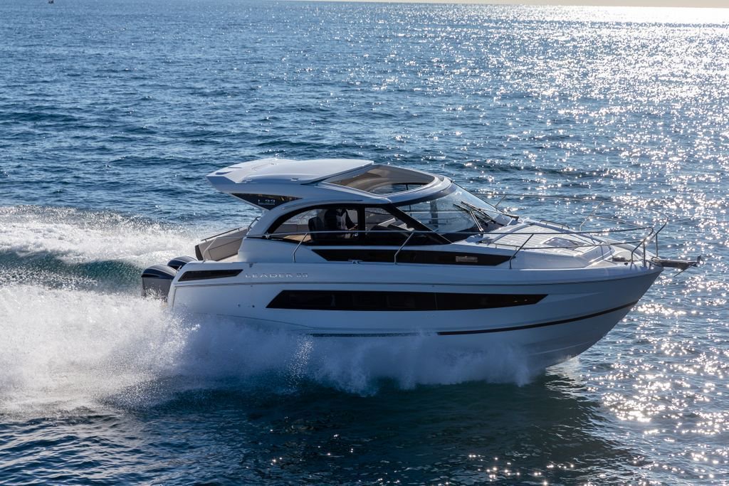 EtsJeanneau's tweet photo. Space, brightness, modernity and sport perfectly characterize the Leader 33 Outboard. 📸 A first overview of the pictures of this express outboard version. https://t.co/5RW2RopvR7

#JeanneauBoat #Express #Outboard #Leader #Leader33 #Boat #Powerboat #Sport https://t.co/BjNEZRSQ0x