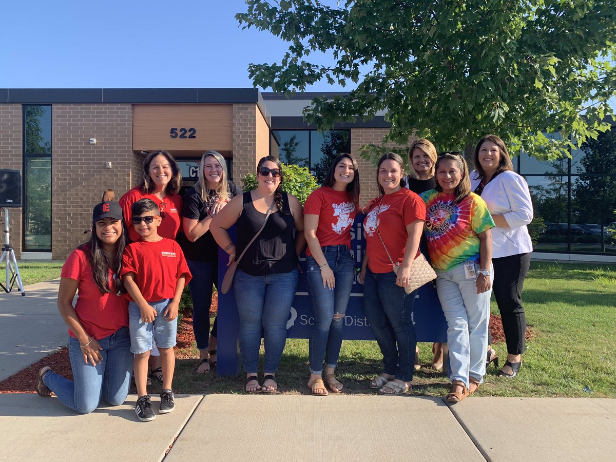 PirainoDana's tweet photo. So excited to be part of the Owl Team welcoming new teachers to District54! @Einstein_Owls @SosinChristi @MariaMartinBow1 #54inductionweek #d54 #EinsteinStrong #findyourwhy #happiness https://t.co/EyNWIuVO6r
