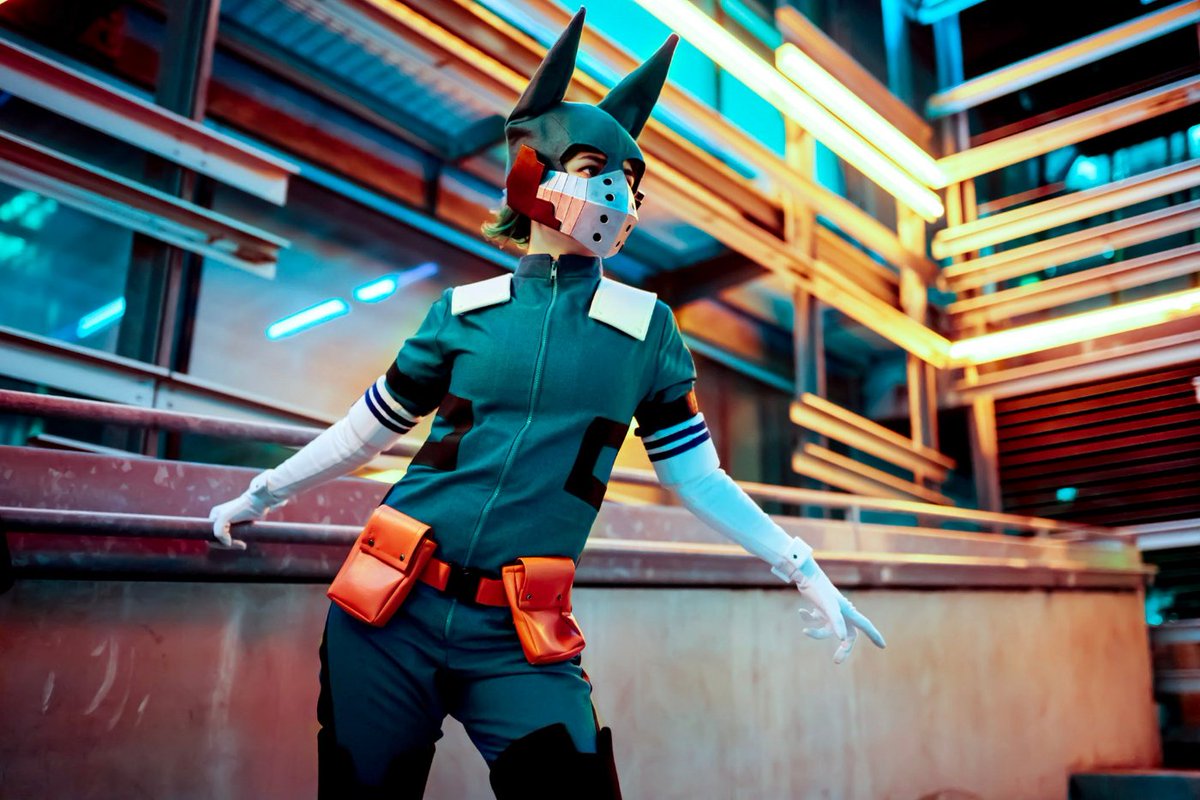 This has to be one of my favorite photos ever. Thanks again <a href="/catamancycos/">unconscionably zesty</a> for donning the cowl #myheroacademia #bokunoheroacademia #cosplay #conlife #deku