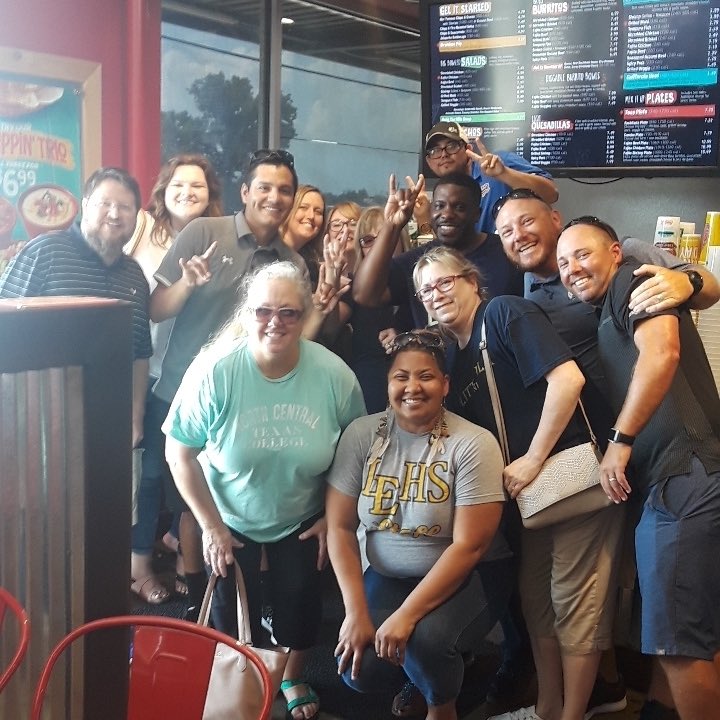 MrsRoss_LEHS's tweet photo. Lunch with the FamiLE! Former student guest edition! @littleelmhs @leisd #loboproud #team10moreliketeamwin https://t.co/22qodZlf22
