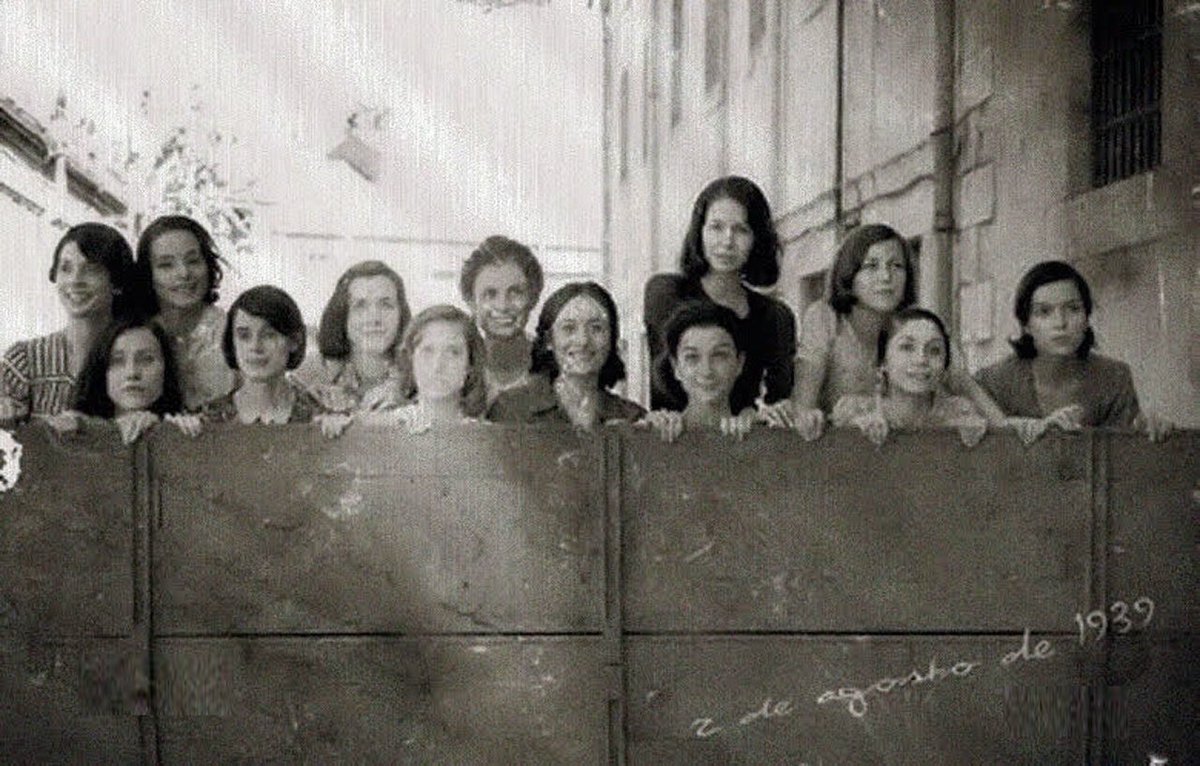 cassana_'s tweet photo. El 5 d’agost de 1939, hui fa 80 anys, el règim franquista va afusellar les #TretzeRoses.
Carmen, Martina, Blanca, Pilar, Julia, Adelina, Elena, Virtudes, Ana, Joaquina, Dionisia, Victoria i Luisa.
Tretze dones valentes, lluitadores i defensores de la llibertat. No oblidem!🌹💜 https://t.co/1mzmH8OStN