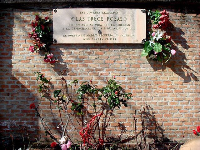 cassana_'s tweet photo. El 5 d’agost de 1939, hui fa 80 anys, el règim franquista va afusellar les #TretzeRoses.
Carmen, Martina, Blanca, Pilar, Julia, Adelina, Elena, Virtudes, Ana, Joaquina, Dionisia, Victoria i Luisa.
Tretze dones valentes, lluitadores i defensores de la llibertat. No oblidem!🌹💜 https://t.co/1mzmH8OStN