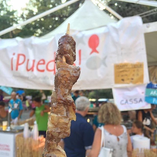 puedesass's tweet photo. Il programma del Puedes dal 24 agosto al 1 settembre, si dividerà in due parti 🤟🏼 Prima di ballare e cantare fino a tarda notte dentro al Cortile del Castello, Puedes e il suo staff vi aspetta davanti al Castello per mangiare ottimi arrosticini e bere ri… https://t.co/Z9sYsEwBmR https://t.co/pmfbbKMM07