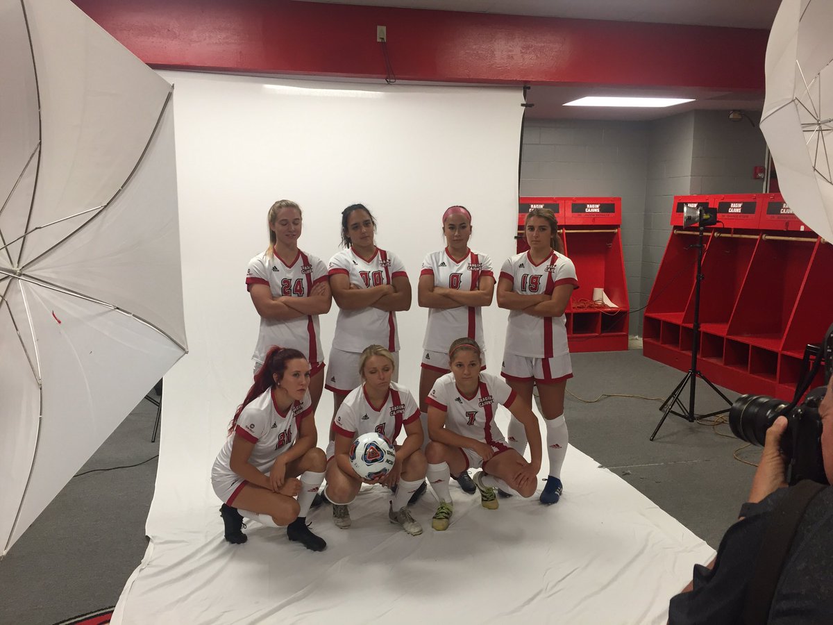 We’re back! Time for our close ups 📸

#GeauxCajuns ⚜️