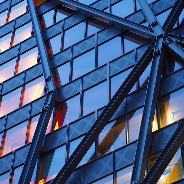 studiotmd's tweet image. SUNDAY WALK.
Brunel Building’s exoskeleton façade
.
Designed by @fletcherpriestarchitects, the diagrid steel-frame allows the load of the building to be carried on its exterior, leaving the interior open, flexible and column free. 
__
Brunel Building, Pa… bit.ly/2YpNaCr
