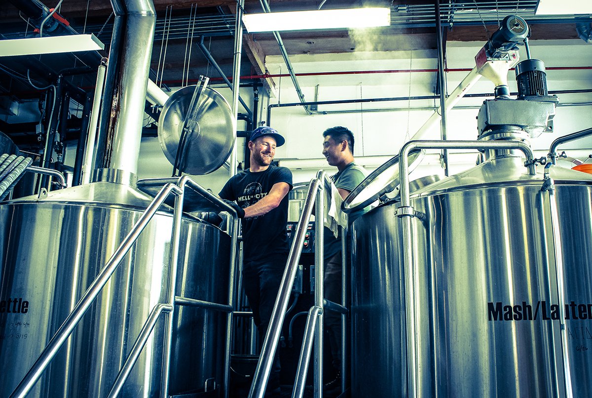 SocieteBrewing's tweet photo. #TbT: The brew session for DEFENDERS OF THE HOPS, a #collab #IPA that’ll debut at @BeachwoodBeer & #SoCal store shelves next week. Can’t wait to pick up cans of this hop bomb!
#wearesociete #societebrewing #hops #collabbeer #sdbeer #ocbeer #labeer #newbeer #comingsoon #truetobeer https://t.co/IG2fc8m667