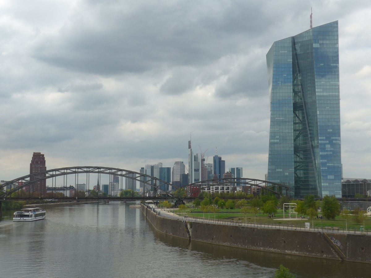 Boersenbeier's tweet photo. Die #ecb Europäische Zentralbank will mehr Inflation. So weit so verrückt. Erreichen will die #ecb das, indem sie faktisch dafür sorgt, dass Sparer keine Zinsen mehr bekommen. Keine Zinsen - kein Konsum - keine Inflation. Doch die #ecb macht weiter mit diesem Zinswahnsinn. https://t.co/Nf7rZqtsoY