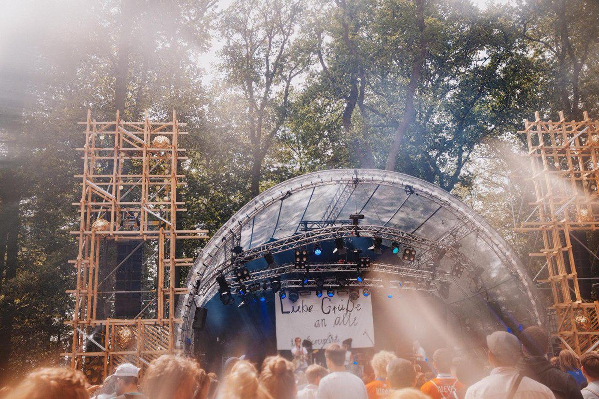 diescreenshots's tweet photo. Danke und sehr liebe Grüße an alle beim @appletreegarden es war sehr schön wir haben nette Leute kennen gelernt 🤘🌞🤘 und ein Lángos date mit @blondofficial1 in Chemnitz ausgemacht 🌝 Bilder von 
@fogmachine22 Liebe Grüße an alle!! https://t.co/CR9wOsu5x7