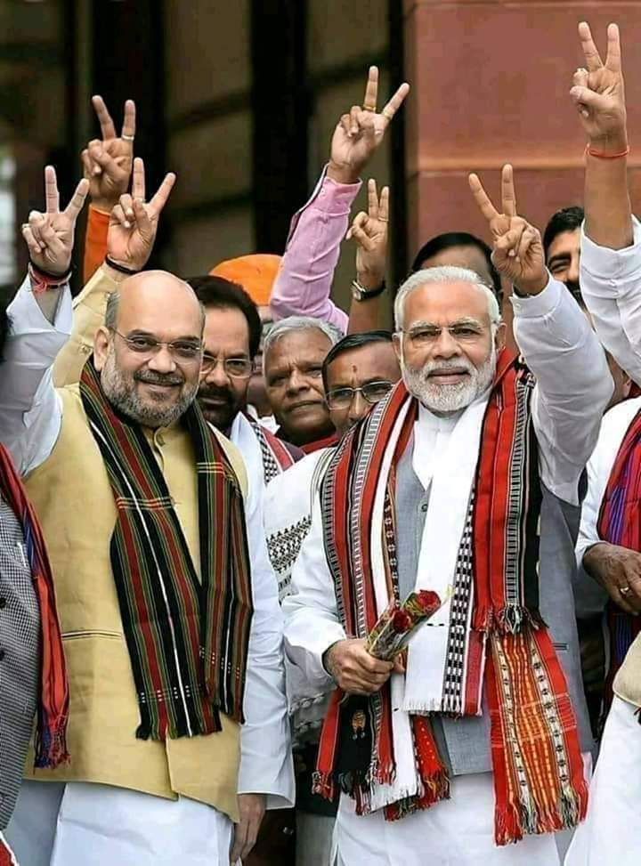 ShivbaliMishra's tweet photo. आज देश का गौरवपूर्ण ऐतिहासिक दिन देश की अखण्डता के लिये सदियो तक याद किया जायेगा और जब जब देश के इस स्वर्णिम इतिहास को पलटा जायेगा तो माननीय प्रधानमंत्री @narendramodi और माननीय गृहमंत्री @AmitShah जी के लिये प्रत्येक भारतीय के मन मे सम्मान और आदर का भाव जाग्रत होगा। #धारा370 https://t.co/6TCy1nNGom