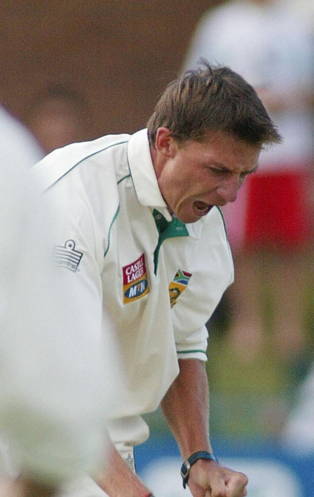  A thread on Dale Steyn |   @Fancricket12Steyn's first impression was with the outswinger that flattened Vaughan's off-stump, but off the field, it was humble beginnings. At the time of debut, Steyn had just one pair of shoes. He didn't have "the money for more than one"