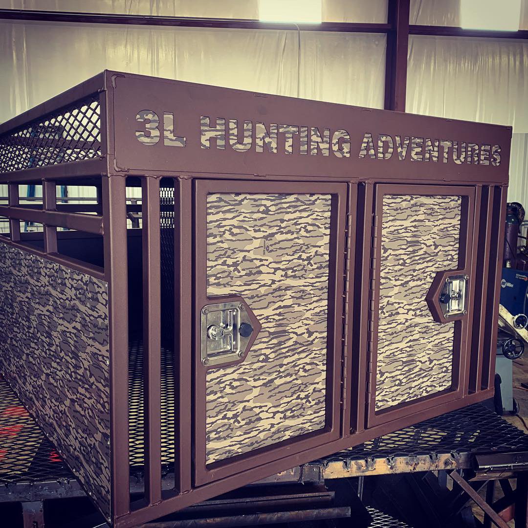 MonarchHunting's tweet image. Check out our 2 door camo dog box! 🐶 If you like it, share it! #dogbox #huntingwithdogs