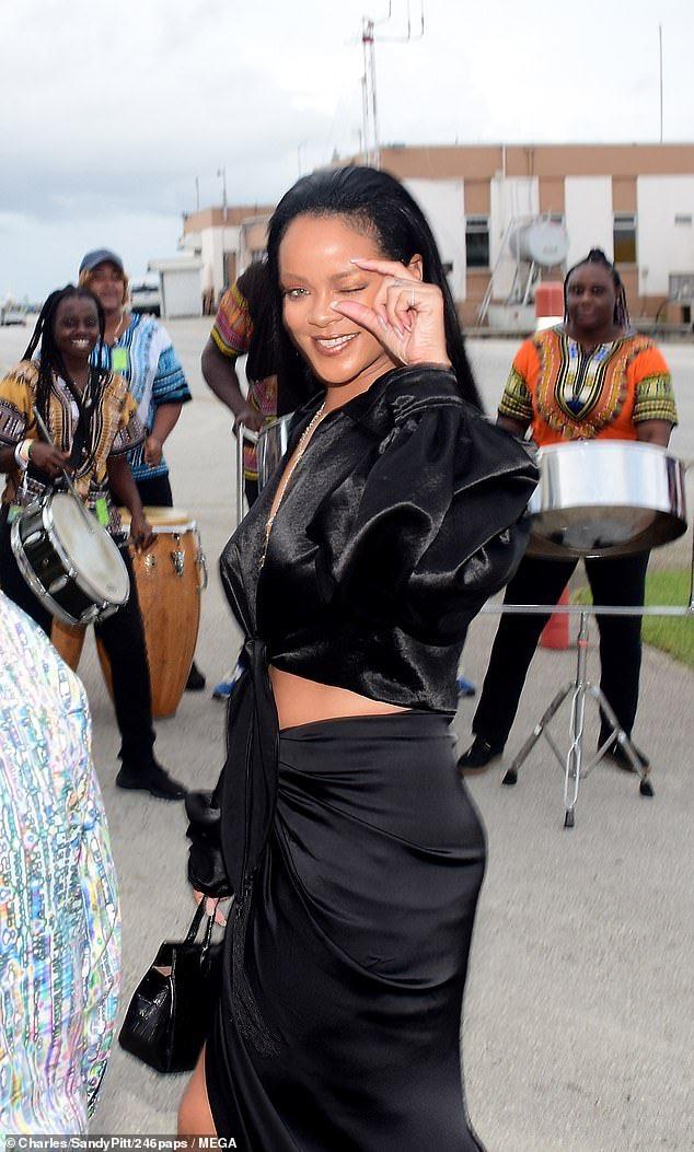 Creat1ve's tweet photo. A photo of Rihanna actually winking correctly?! RT for good luck and clear skin! https://t.co/b5sBNyWaOW