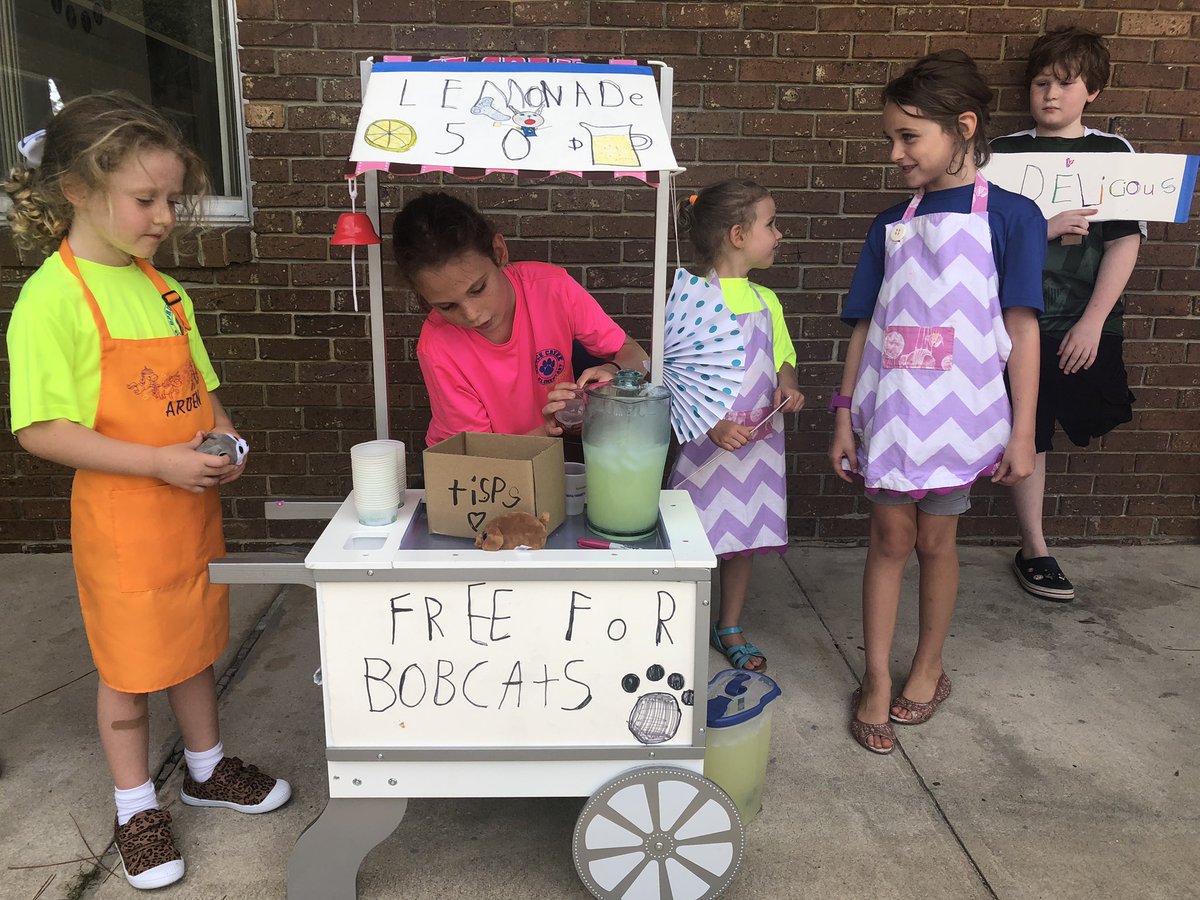 amhall814's tweet photo. Discovered some aspiring entrepreneurs at our school today! How cute is this??? ❤️-!!!! @scesbobcats @shankeducation @MalloryMussard @vanannucf https://t.co/eTMW9dS5sz