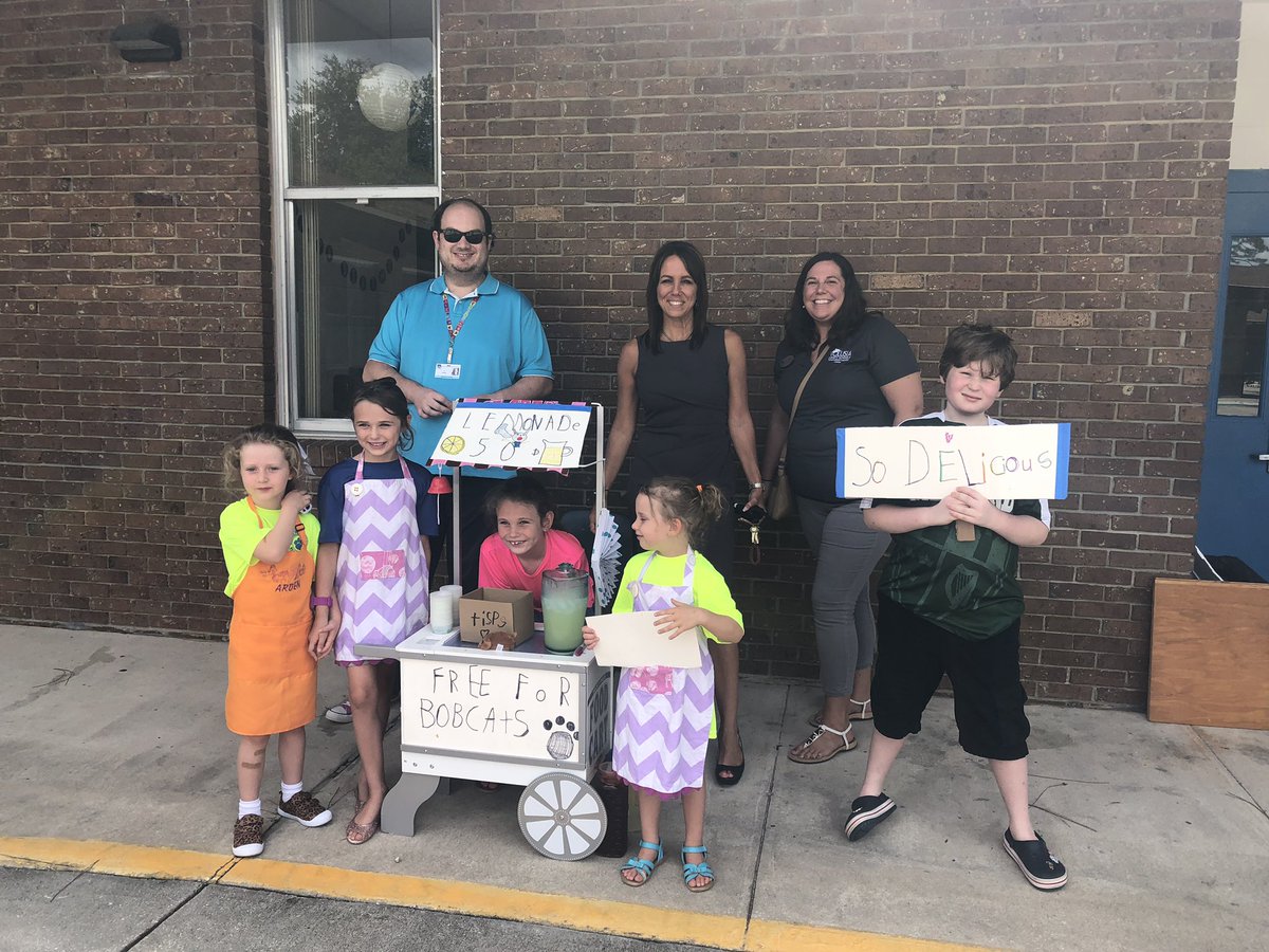 amhall814's tweet photo. Discovered some aspiring entrepreneurs at our school today! How cute is this??? ❤️-!!!! @scesbobcats @shankeducation @MalloryMussard @vanannucf https://t.co/eTMW9dS5sz