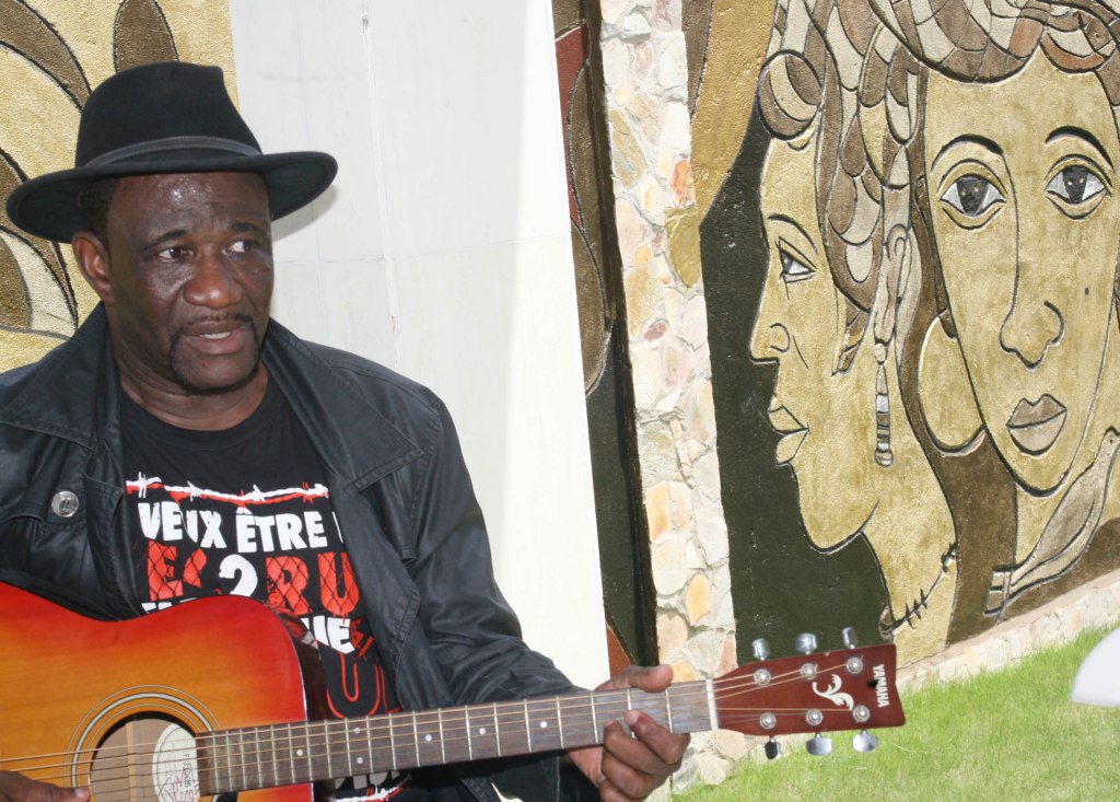 Jimi Hope, un géant de la musique togolaise charlesayetan.wordpress.com/2019/08/05/jim…