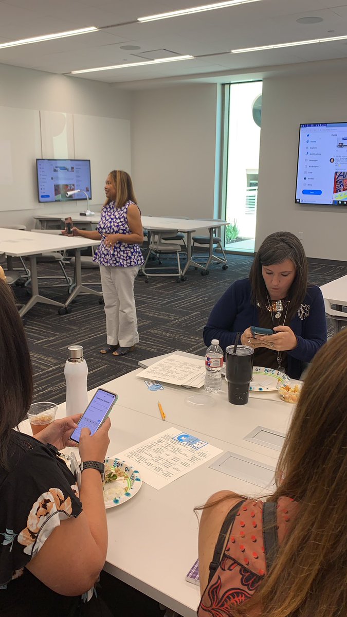 Maricar is teaching everyone to set up and use Twitter!  We are Tweeting Empathetic Scholars! #fwmdschool #empatheticscholars