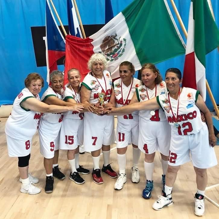museodelamujer's tweet photo. ¡Cuando hay pasión, la edad es lo de menos! 🏆🥇🇲🇽👏🏼

La selección mexicana femenil 65+ fue campeona del torneo mundial 'FIMBA #Maxibasketball' que se llevó a cabo en Finlandia, Europa. 🇫🇮🏀🗑️👵🏻 #OrgulloMexicano https://t.co/y7yjy0VRyg
