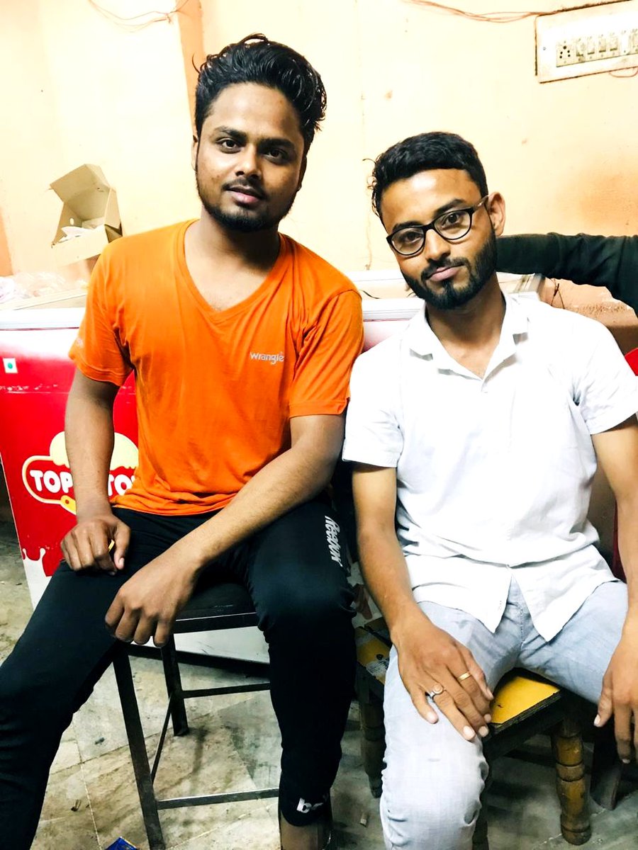 RahluzzafarAns4's tweet photo. देश में नफरत फैलाने वाले अमित शुक्ला जैसे लोग ये देख लें ये हिंदुस्तान है साहब यहां सभी धर्म के लोग एक दूसरे से जुड़े हुए है आज @ZomatoIN के डिलीवरी करने वाले फय्याज खान भाई से चाय पर चर्चा की और उनके काम को सराहा ।
#isupportzomato
♥♥ https://t.co/yKLQ7hyP9O